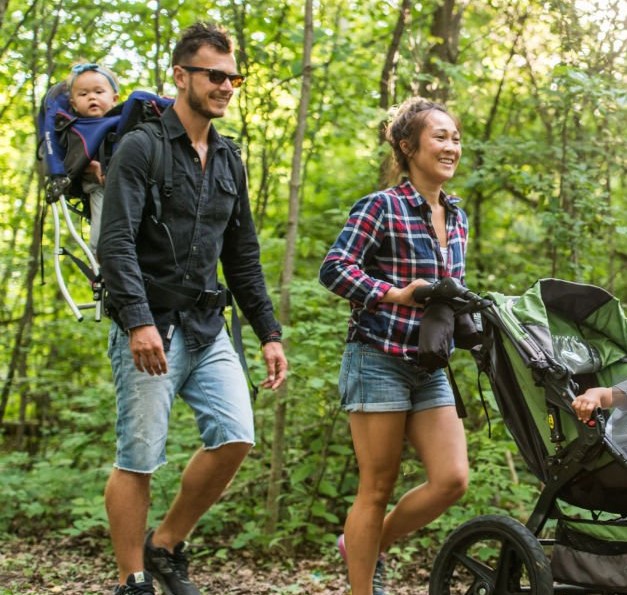 En man och en kvinna med barnvagn.