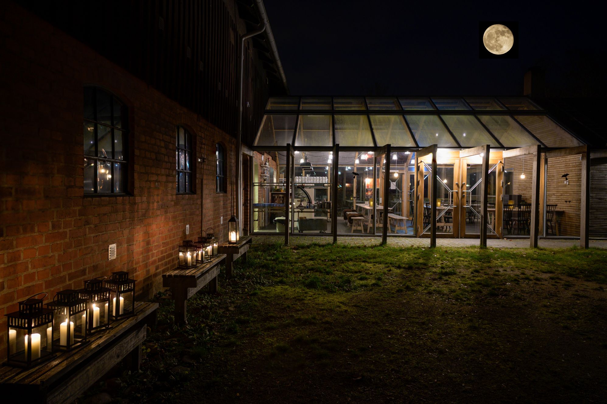 Månen lyser över ett upptänt Fulltofta Naturcentrum.
