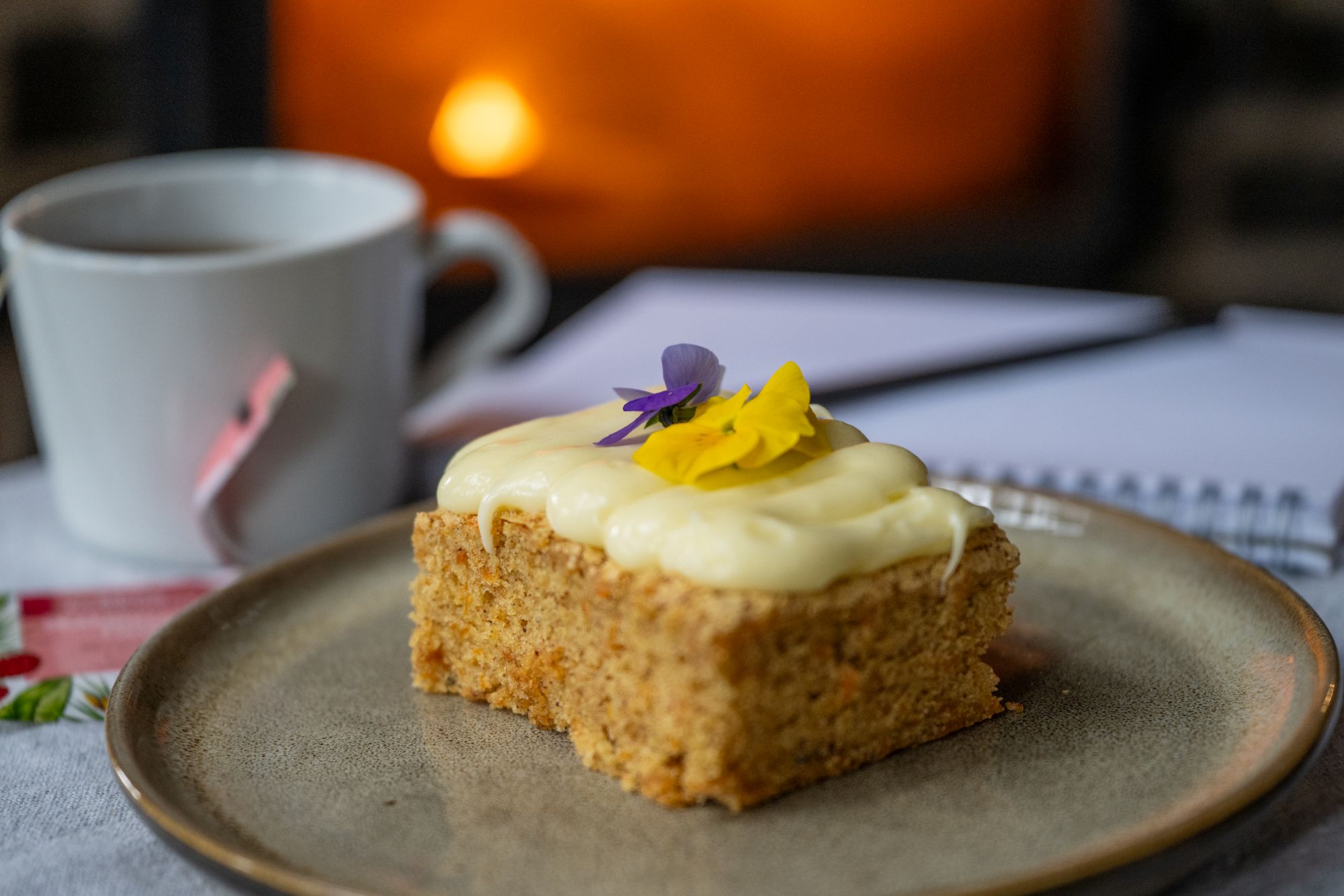 Kaka vid kaminen ger en lugn fikastund.