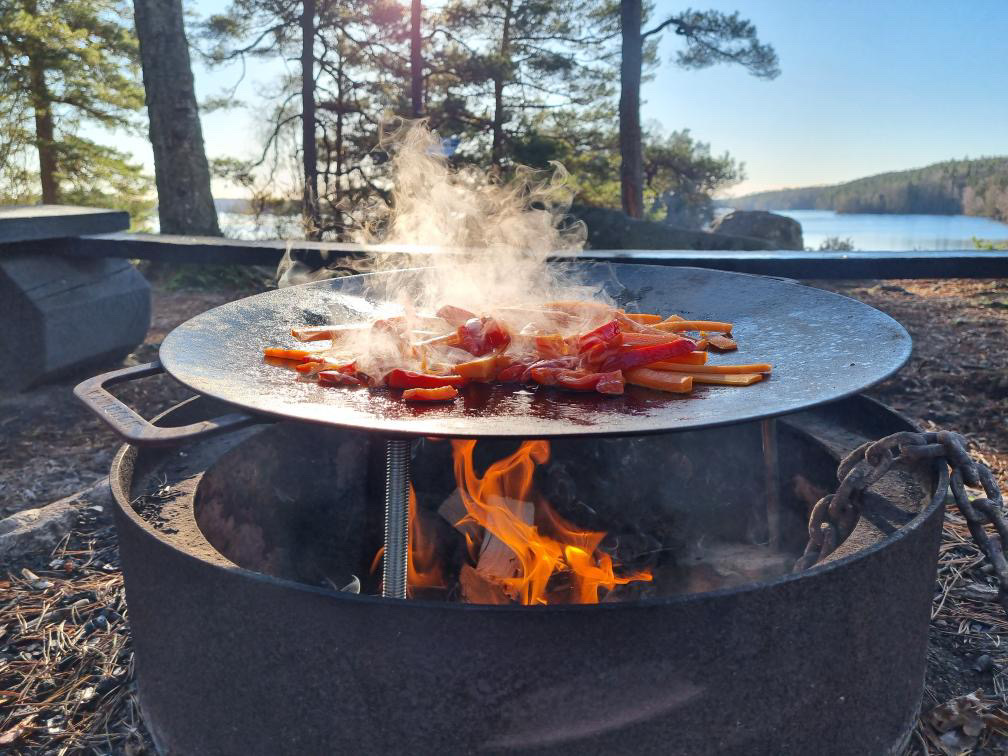 Asiatisk nudelwok med sjöutsikt i Breanäs. Fotograf: @outdoor_elle