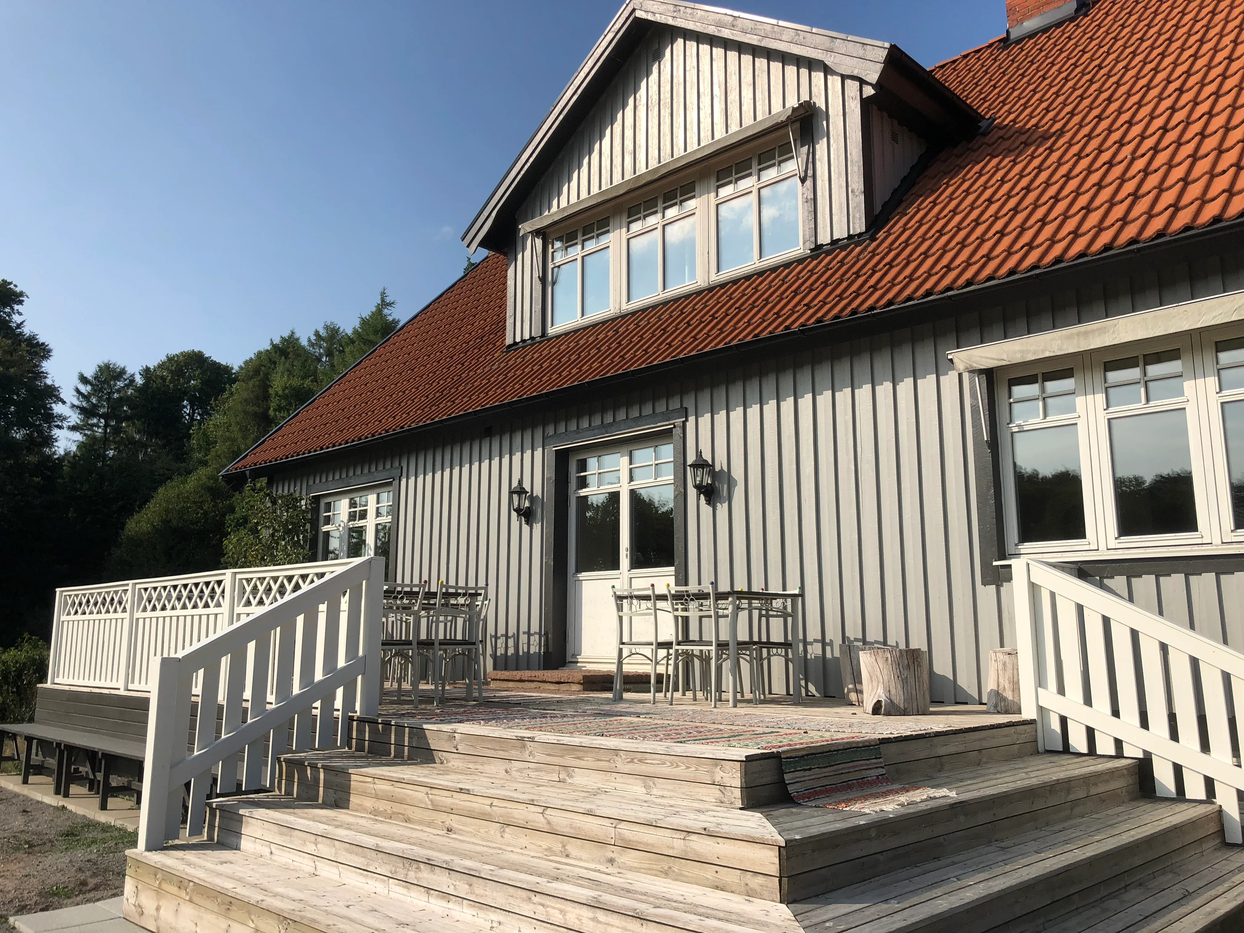 Stor terrass på trähuset.