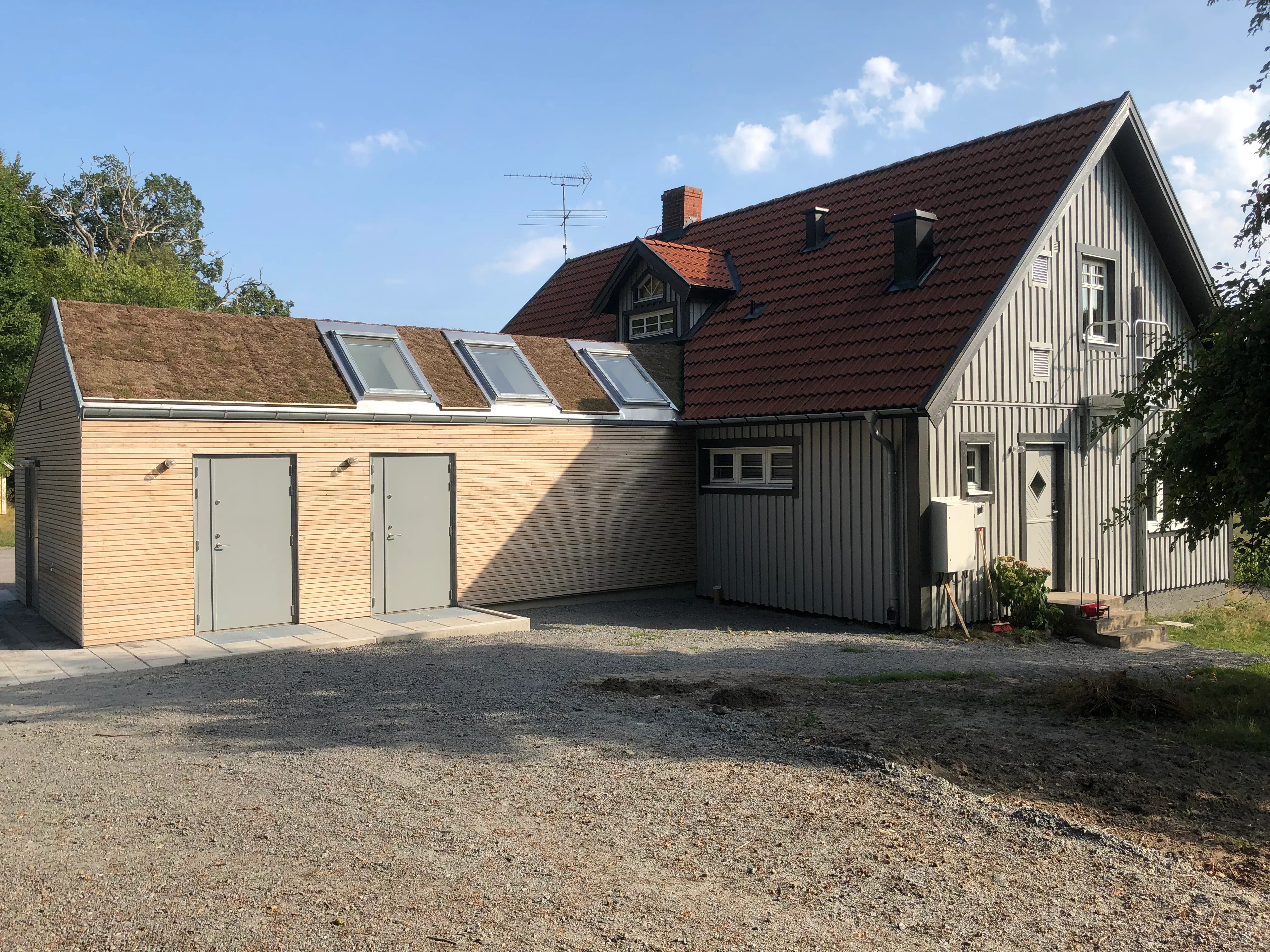 Cafe Villa Vandra hyr idag huset vid Fiskarhus P. Trähus med tillbyggd entre.